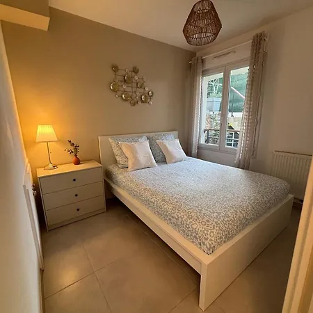 Апартаменти Charming Duplex In